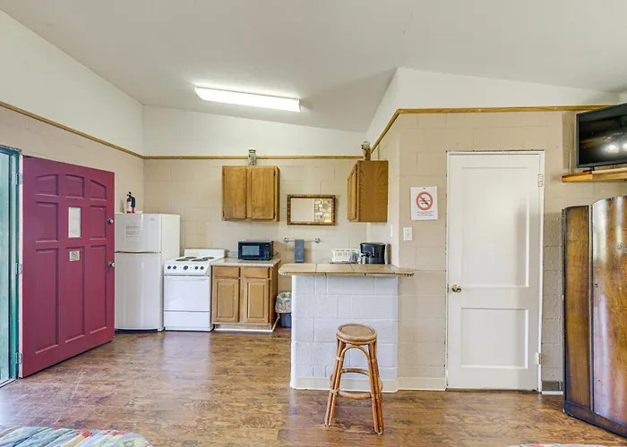 On-Site Hiking Trails: Cozy Lake Whitney Studio!